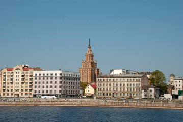 Obraz premium Blick auf die Skyline von Riga mit dem Turm der lettischen Kunstakademie