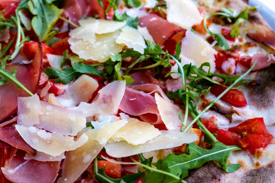 Pizza mit Schinken, K&auml;se, Ruccula