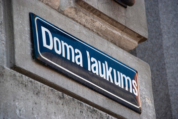 Schild des Domplatzes in Riga, Lettland