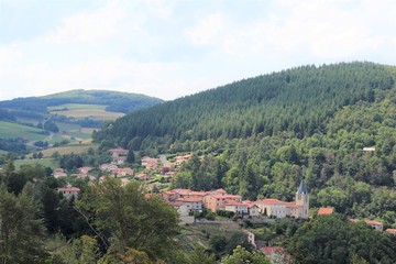 Fototapeta premium Village de Yzeron - Vue Générale - Département du Rhône - France - Juillet 2019