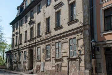 Fototapeta na wymiar Altes verfallenes Haus in der Alstadt von Riga, Lettland