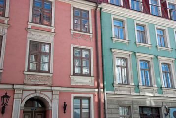 Fototapeta na wymiar Rosa und türkises Haus in Altstadt von Riga, Lettland