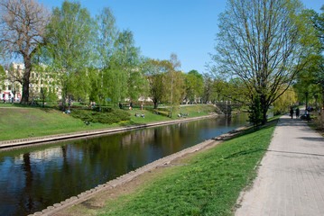 Fototapeta na wymiar Idyllischer Kanal im Stadtpark von Riga, Lettland
