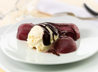 Helado de vainilla con chocolate y peras confitadas. Vanilla ice cream with chocolate and candied pears.