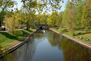 Fototapeta na wymiar Idyllischer Kanal im Stadtpark von Riga, Lettland