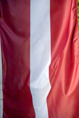 Flagge von Lettland auf einem Masten