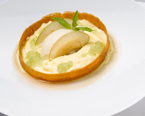 Tartaleta de pera con menta. Pear tartlet with mint.
