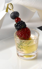 Moras y frambuesa en vaso. Blackberries and raspberry in glass