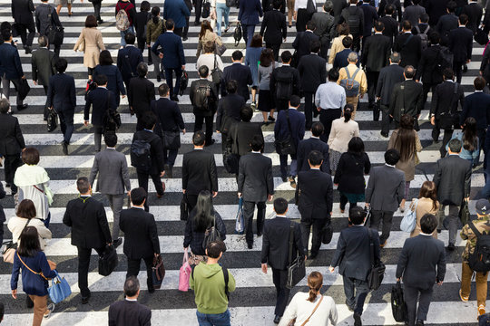 俯瞰で見る信号を渡るビジネスマンの風景