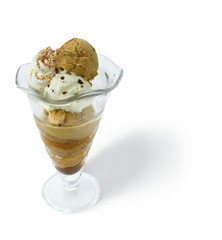 Copa de helado de café y nata. Cup of coffee ice cream and cream.
