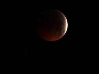 luna roja  eclipse luna de sangre sobre cielo negro