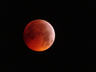 luna roja eclipse luna de sangre sobre cielo negro