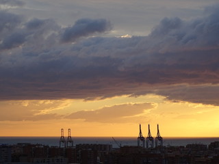 amanecer gruas puerto de malaga