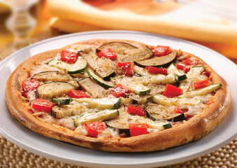  zucchini and tomato pizza.  pizza de calabacín  y tomate