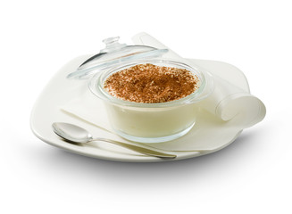 Dulce, postre, yogurt con cereales sobre fondo blanco. Sweet, dessert, yogurt with cereals on white background.