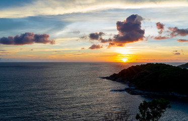 Obraz premium Sunrays during sunset over sea.