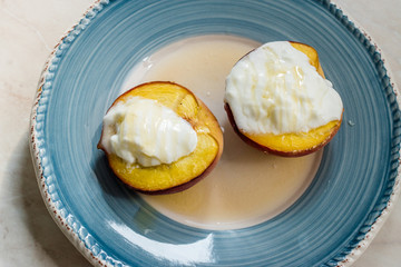 Baked Peaches with Greek Yogurt and Honey / Nectarines