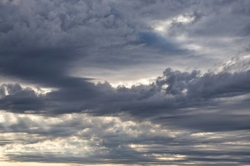 Dynamiczne przedburzowe niebo z pieknymi chmurami