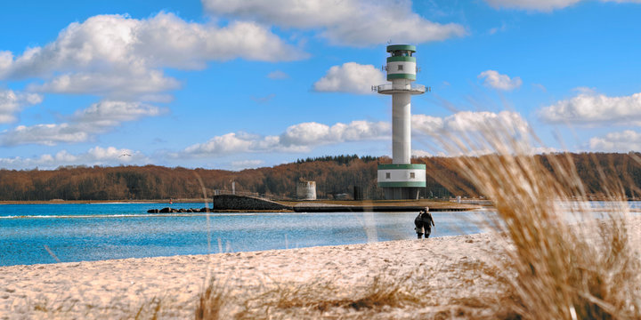 Leuchtturm am Strand im Fr&uuml;hling