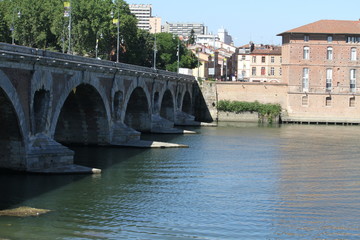 Photography showing a river and a bridge in the city of Toulouse, France