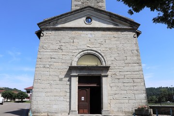 Fototapeta na wymiar Eglise du village de Saint Savin - Paroisse Saint François d'Assise - Département de l'Isère - France - Juillet 2019