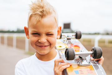 Handsome skater posing with skateboard on his shoulders © Виктория Карлова