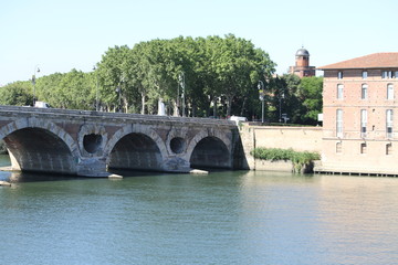 Naklejka premium Photography showing a river and a bridge in the city of Toulouse, France