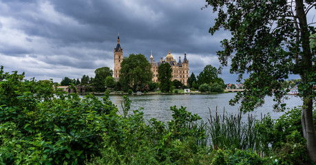 Fototapeta na wymiar Schweriner Schloss mit See