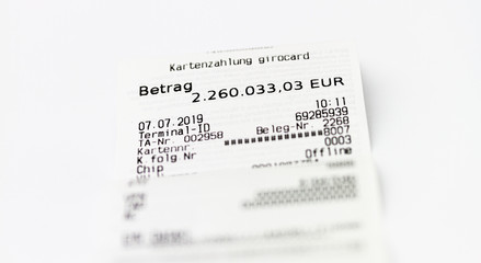 Obraz premium Riesensumme auf Kreditkartenbeleg
