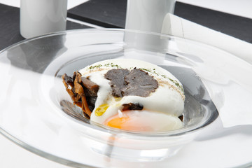 Huevos escalfados sobre verdura y trufa. Poached eggs on vegetables and truffle.