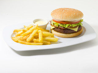 Hamburguesa  con queso y patatas fritas. Cheeseburger and fries.