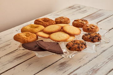 galletas diferentes sobre fuente cristal y sobre mesa tipo Chalk Paint