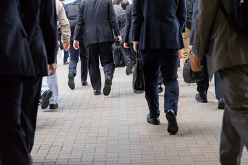 ビジネスマンの通勤風景　後ろ姿