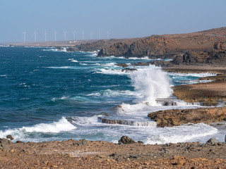 Fototapeta premium Waves crashing into rocky beach