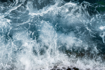 Obraz na płótnie Canvas The waves in the sea background