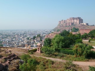 Fototapeta na wymiar Jodhpur, panorama sur la ville bleue du Rajasthan, surplombée par la forteresse de Mehrangarh (Inde)
