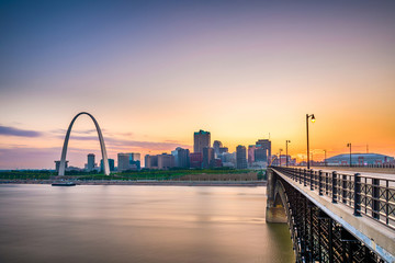 St. Louis, Missouri, USA downtown cityscape on the Mississippi River at twilight. - obrazy, fototapety, plakaty
