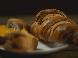 Chrupiący croissant w zbliżeniu