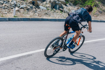 Obraz premium Fit biker riding downhill wearing biking gear on a sunny day.