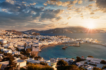 Blick auf die Stadt der Insel Mykonos auf den den Kykladen in Griechenland bei Sonnenuntergang im Sommer