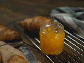 Chrupiący croissant z dżemem morelowym