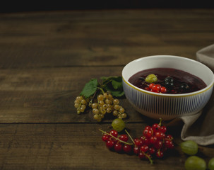 Kisiel z owocami leżący na drewnianym stole