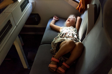 Jeune fille endormie dans le train