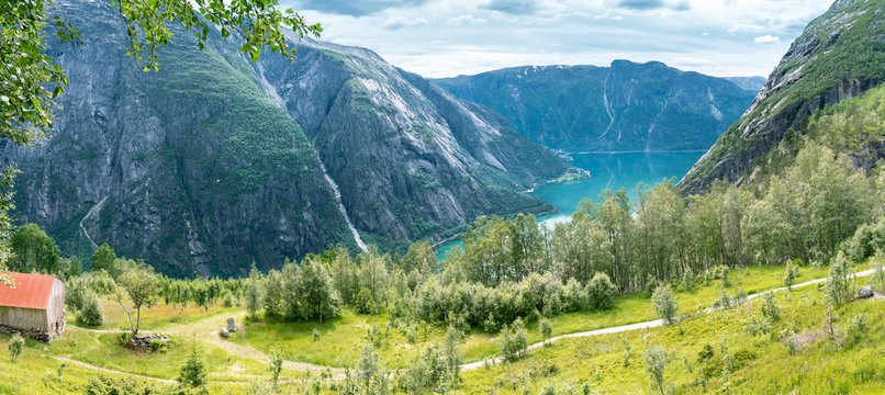 Blick vom Bauernhof Kjeåsen nach Eidfjord, Norwegen