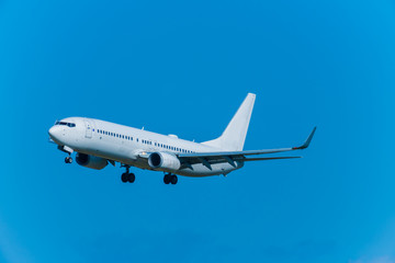 空港に着陸するジェット機