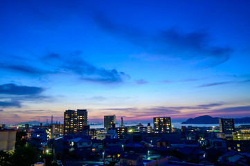 Naklejka premium 海峡を望む街の夕暮れ