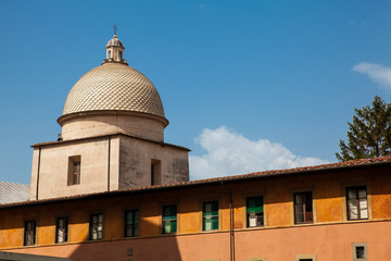 Fototapeta na wymiar Dome of the Monumental Cemetery located at the Cathedral Square in Pisa