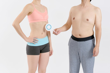 中年太りの男性とスタイルの良い女性
