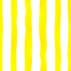 Modèle sans couture aquarelle rayures jaunes sur fond blanc. Impression sans fin lumineuse colorée avec des lignes texturées verticales, style vintage géométrique. Ambiance de vacances d& 39 été pour le textile, conception de cartes