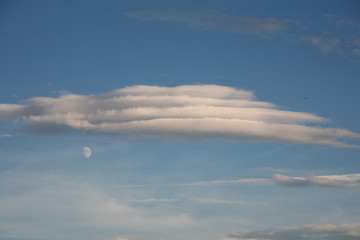 Cirruswolken mit Mond und Segelflieger